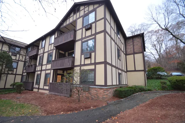 $2,100 | 125 Warner Hill Road, Unit 27, Stratford, CT 06614