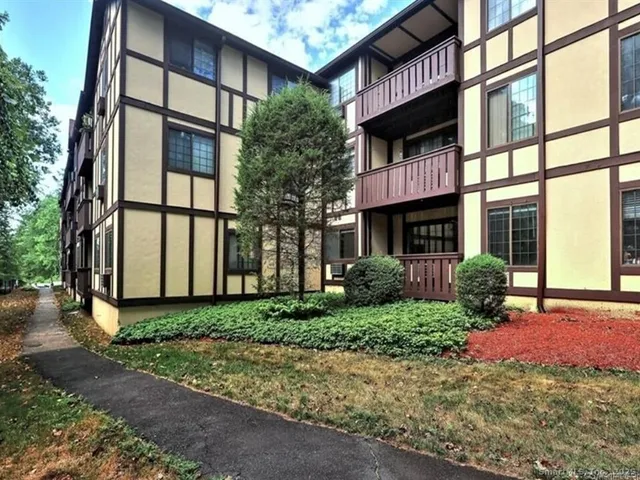 $2,100 | 125 Warner Hill Road, Unit 27, Stratford, CT 06614