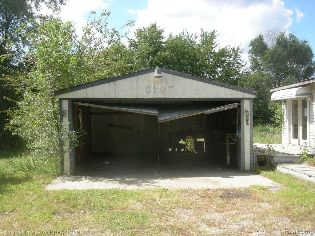 5197 Westview Road Clarkston, MI 48346 - Photo 2 of 11 Garage