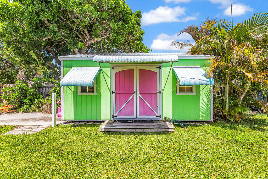 614 Southeast Flamingo Avenue Stuart, FL 34996 - Photo 5 of 49 a view of outdoor space and yard