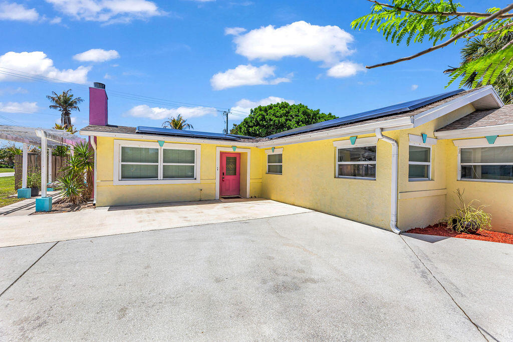 614 Southeast Flamingo Avenue Stuart, FL 34996 - Photo 8 of 49 a house with trees in front of it