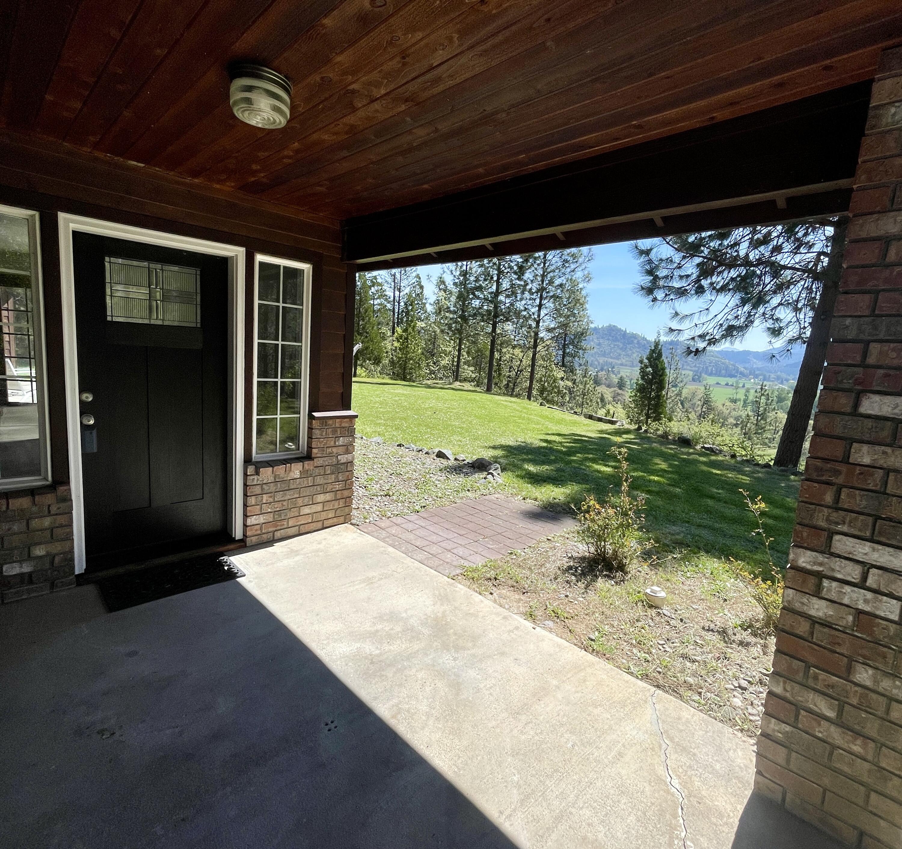 978 Fish Hatchery Road Grants Pass, OR 97527 - Photo 4 of 38 Entry way view