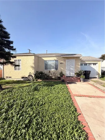 a view of a back yard of the house