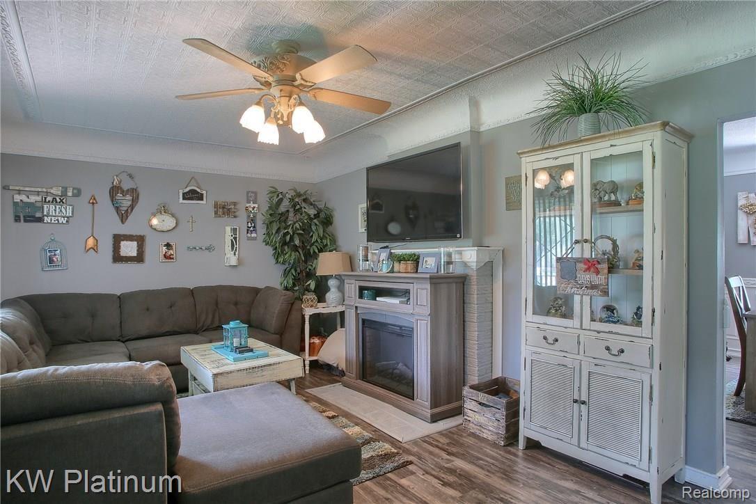 32560 Sutton Road New Baltimore, MI 48047 - Photo 4 of 35 Living_Room_2nd_View.jpg