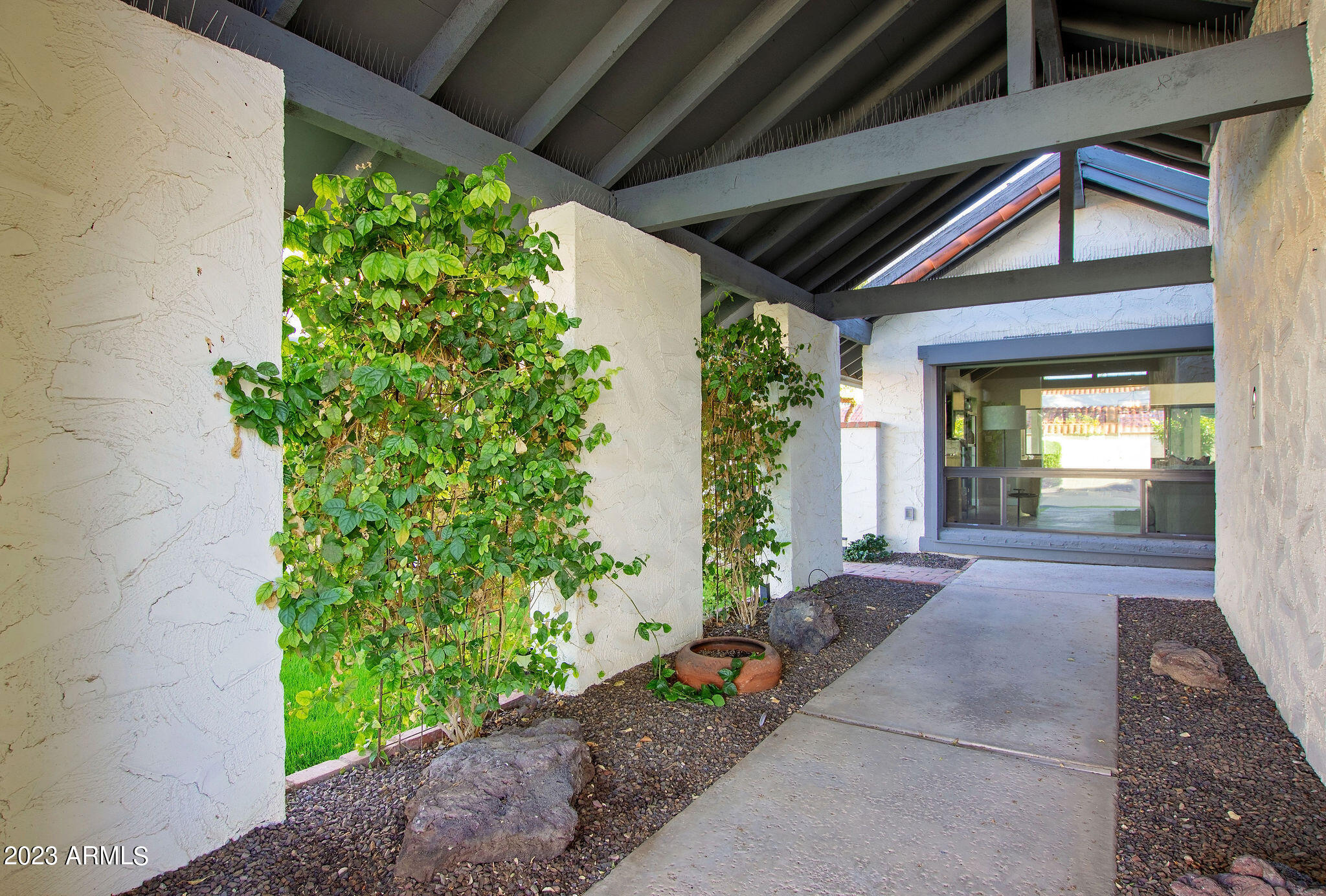 5822 North Scottsdale Road Paradise Valley, AZ 85253 - Photo 27 of 31 a front view of a house with garden