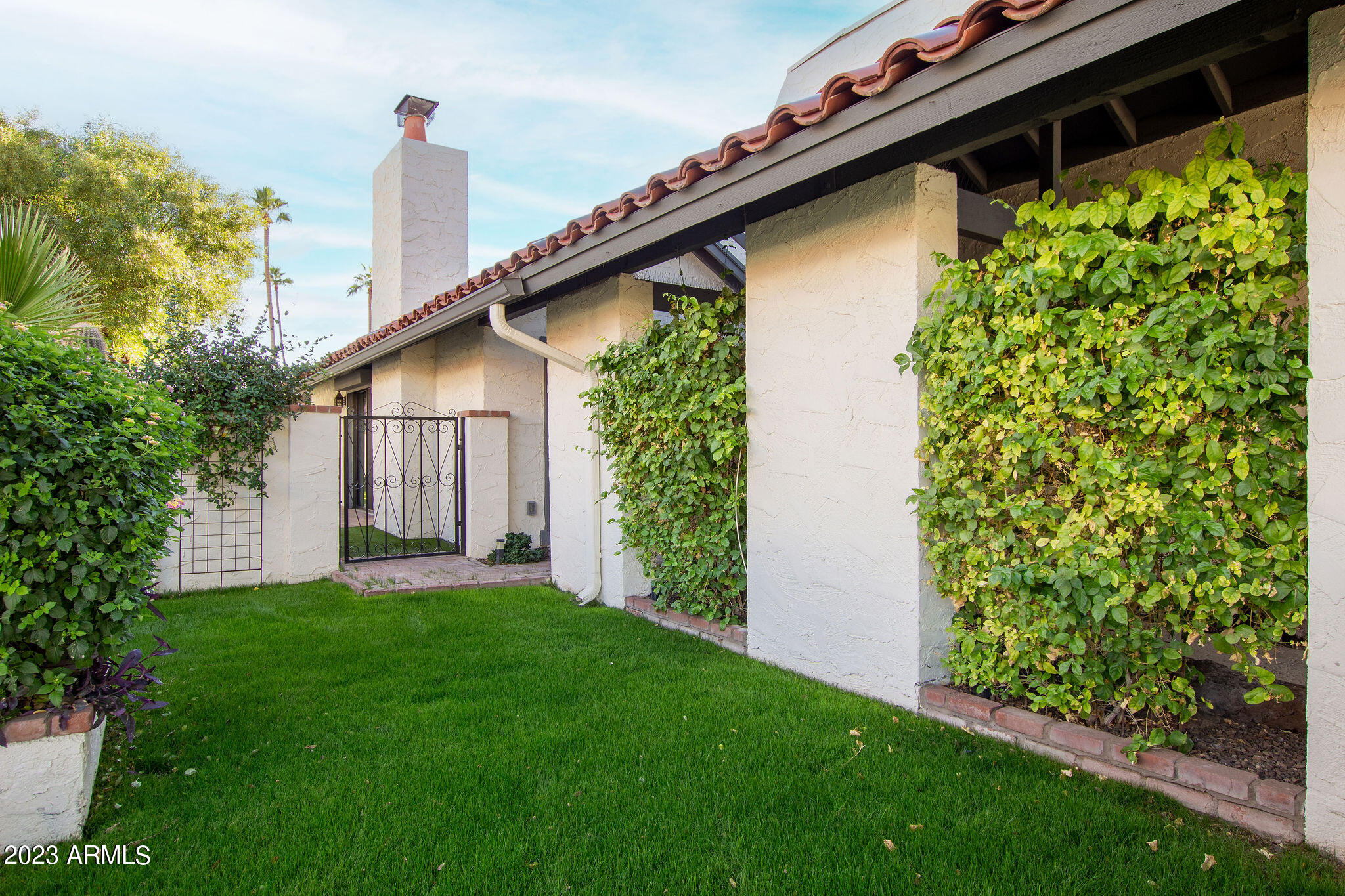 5822 North Scottsdale Road Paradise Valley, AZ 85253 - Photo 28 of 31 a front view of a house with garden