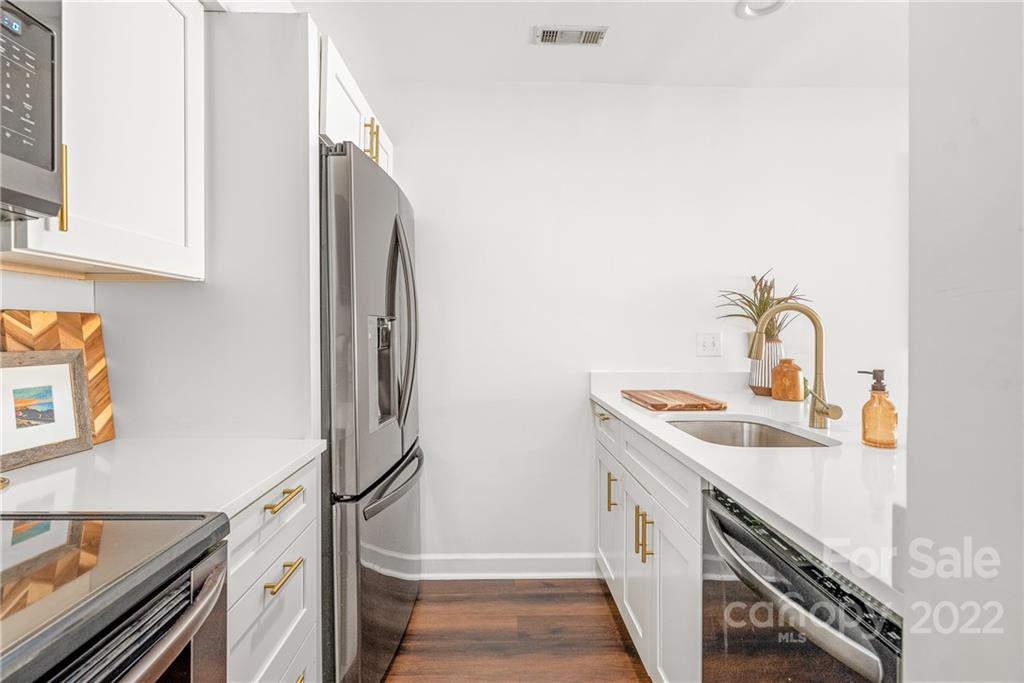 318 Queens Road, Unit 2 Charlotte, NC 28204 - Photo 16 of 18 a bathroom with a sink and a mirror