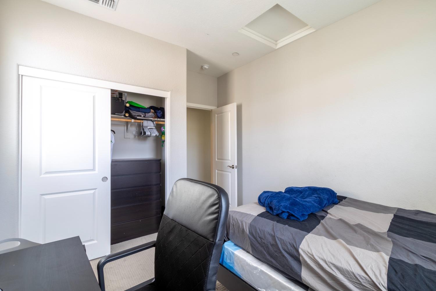 9419 Vintner Circle Patterson, CA 95363 - Photo 27 of 34 a living room with furniture