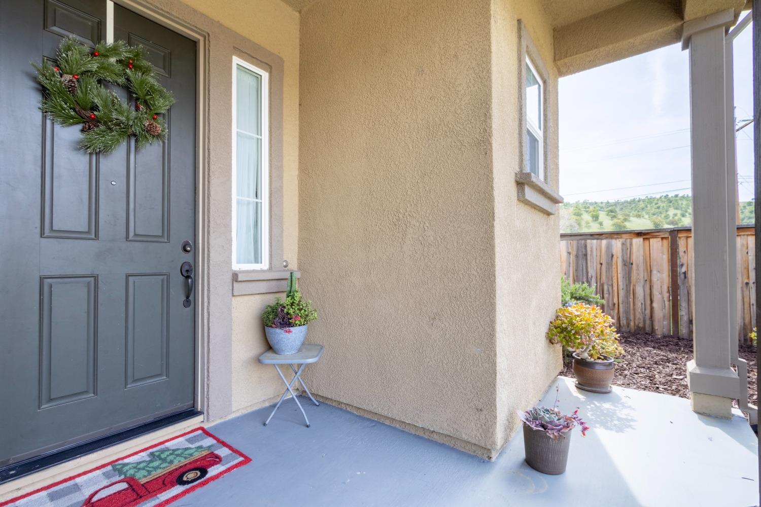 9419 Vintner Circle Patterson, CA 95363 - Photo 5 of 34 a living room with furniture