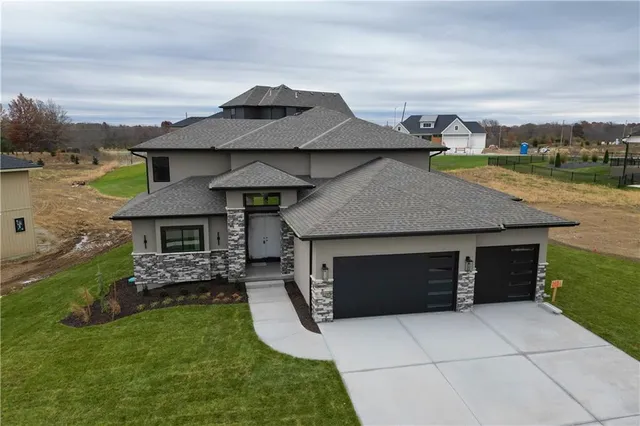 $927,445 | 2531 Northeast Woodland Oaks Circle, Lee's Summit, MO 64086