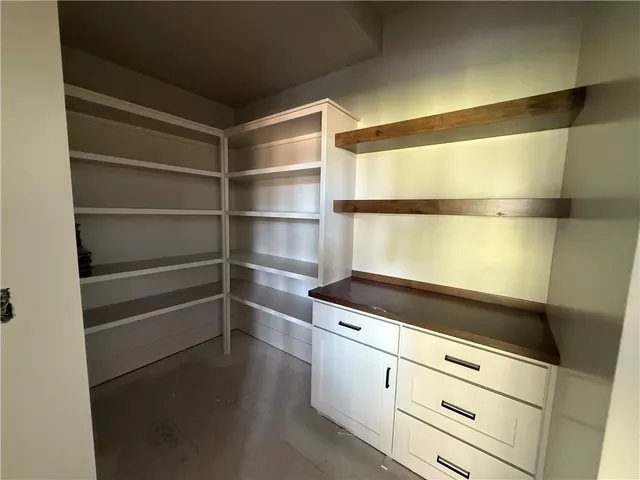 $927,445 | 2531 Northeast Woodland Oaks Circle, Lee's Summit, MO 64086