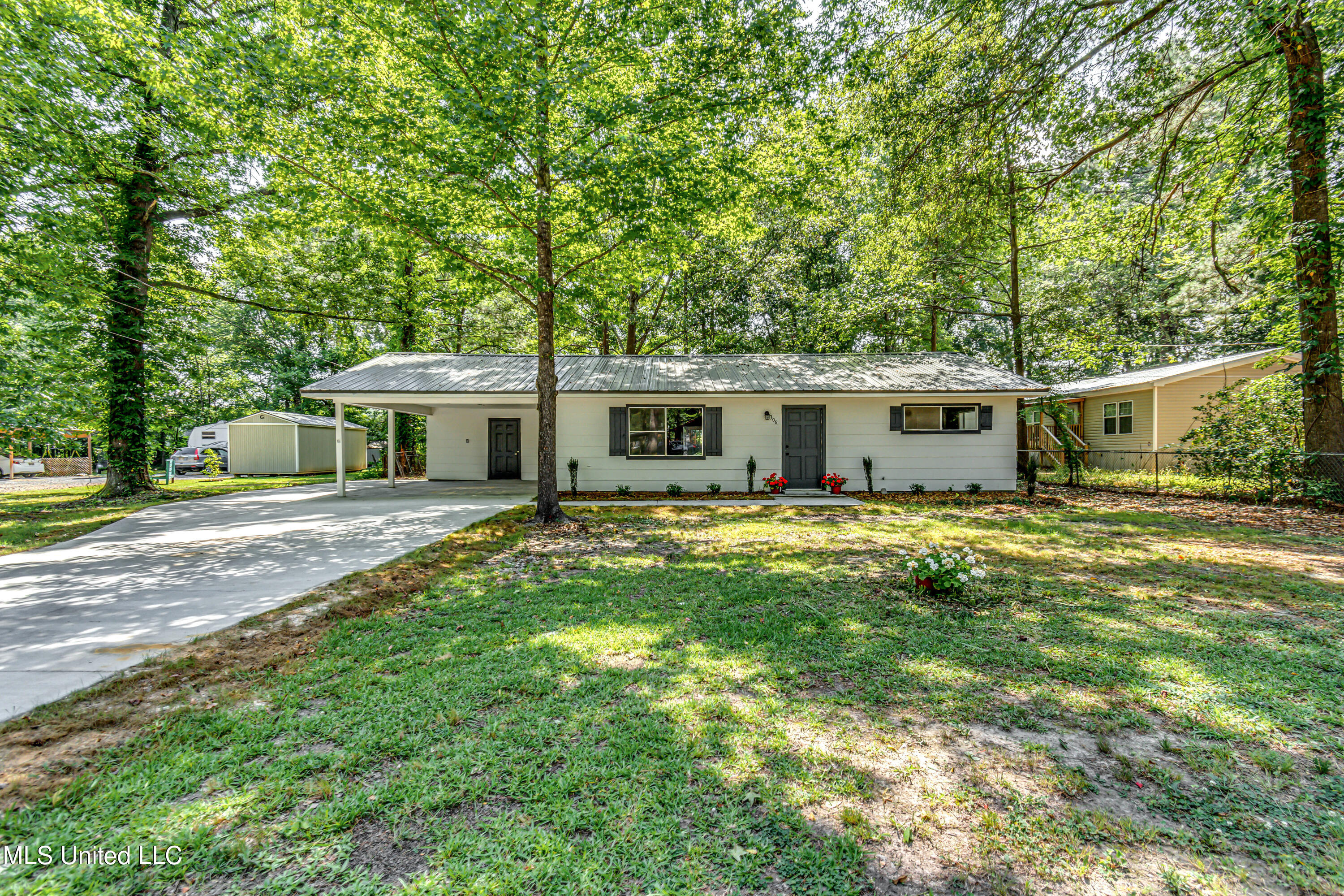 306 Lake Harbor Road--53