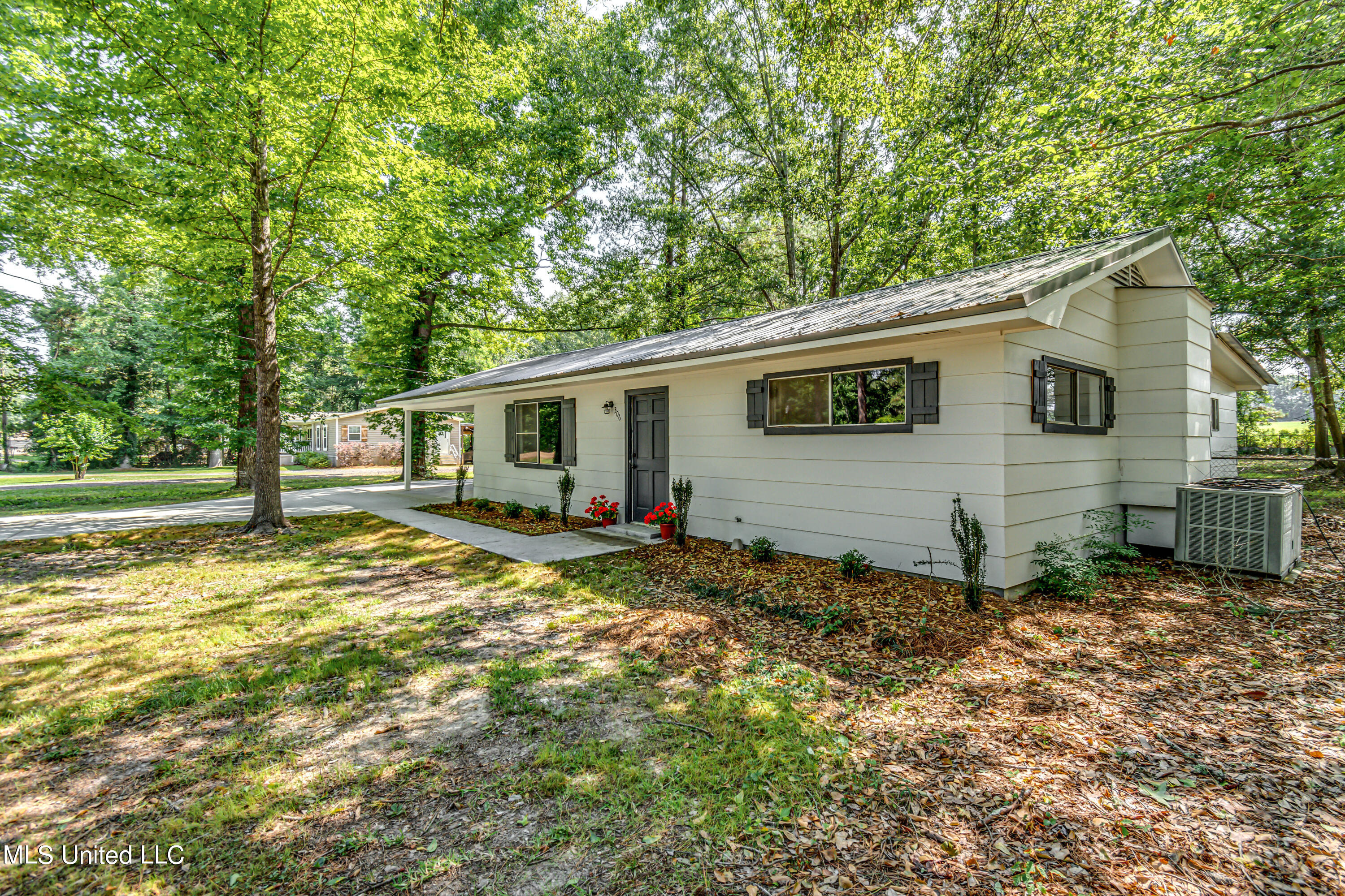 306 Lake Harbor Road--55