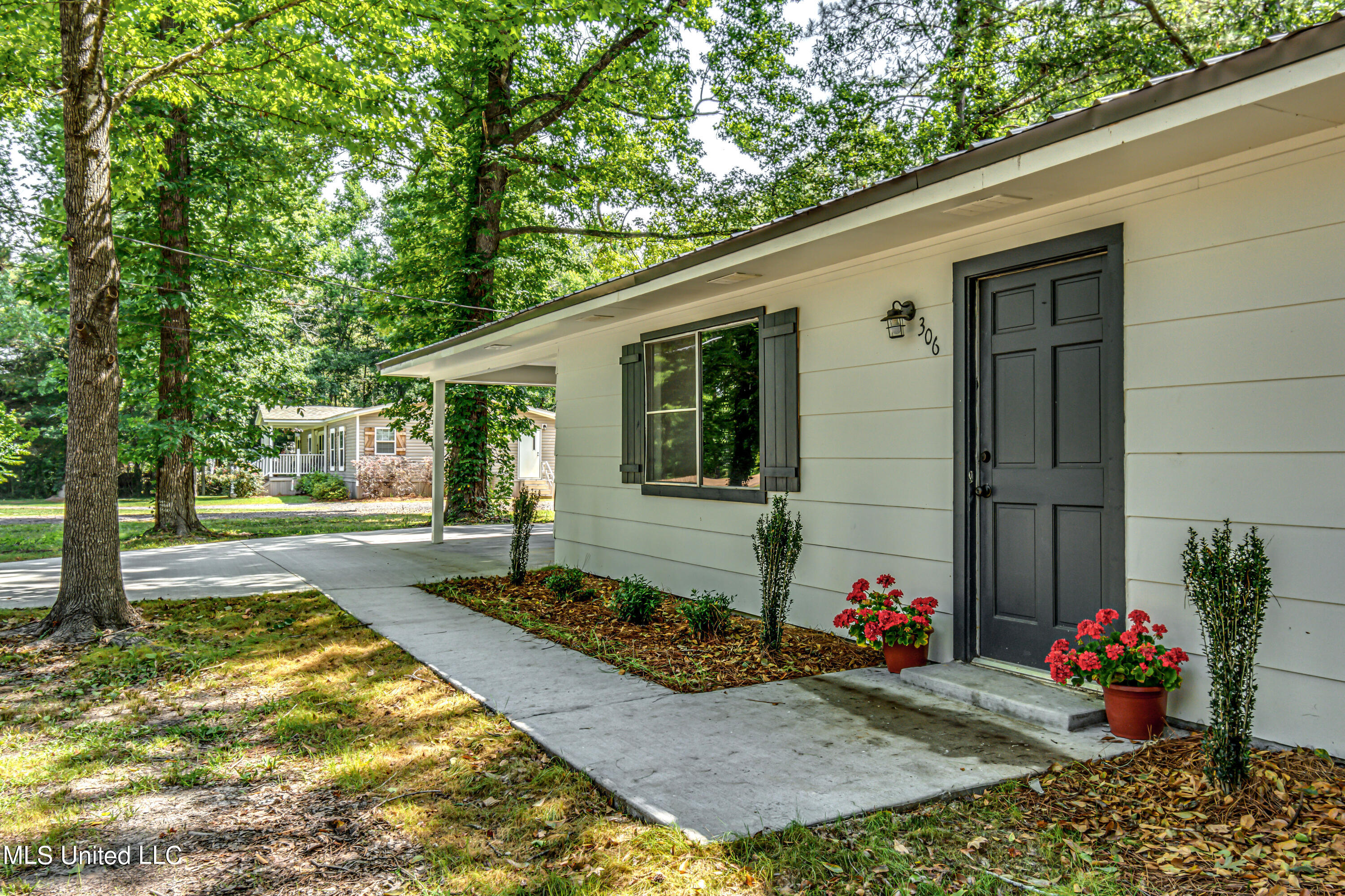 306 Lake Harbor Road--56