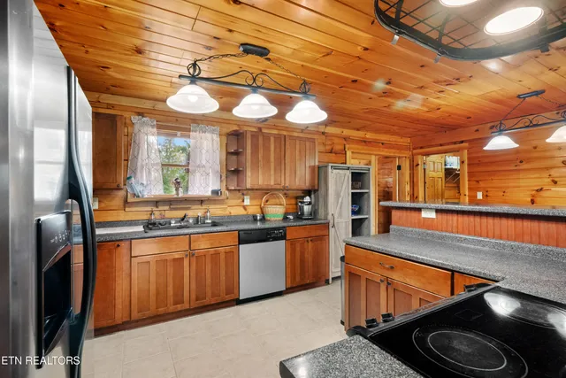 $749,999 | 818 Highway 360, Vonore, TN 37885