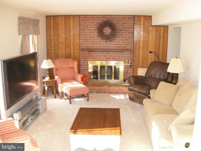 8123 Viola Street Springfield, VA 22152 - Photo 10 of 20 Family Room