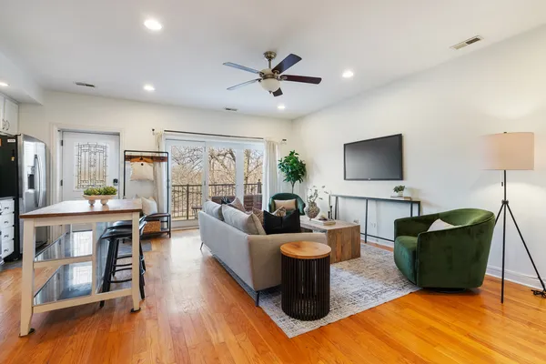 $499,000 | 4038 North Kenmore Avenue, Unit 3, Chicago, IL 60613