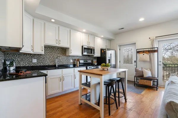 $499,000 | 4038 North Kenmore Avenue, Unit 3, Chicago, IL 60613