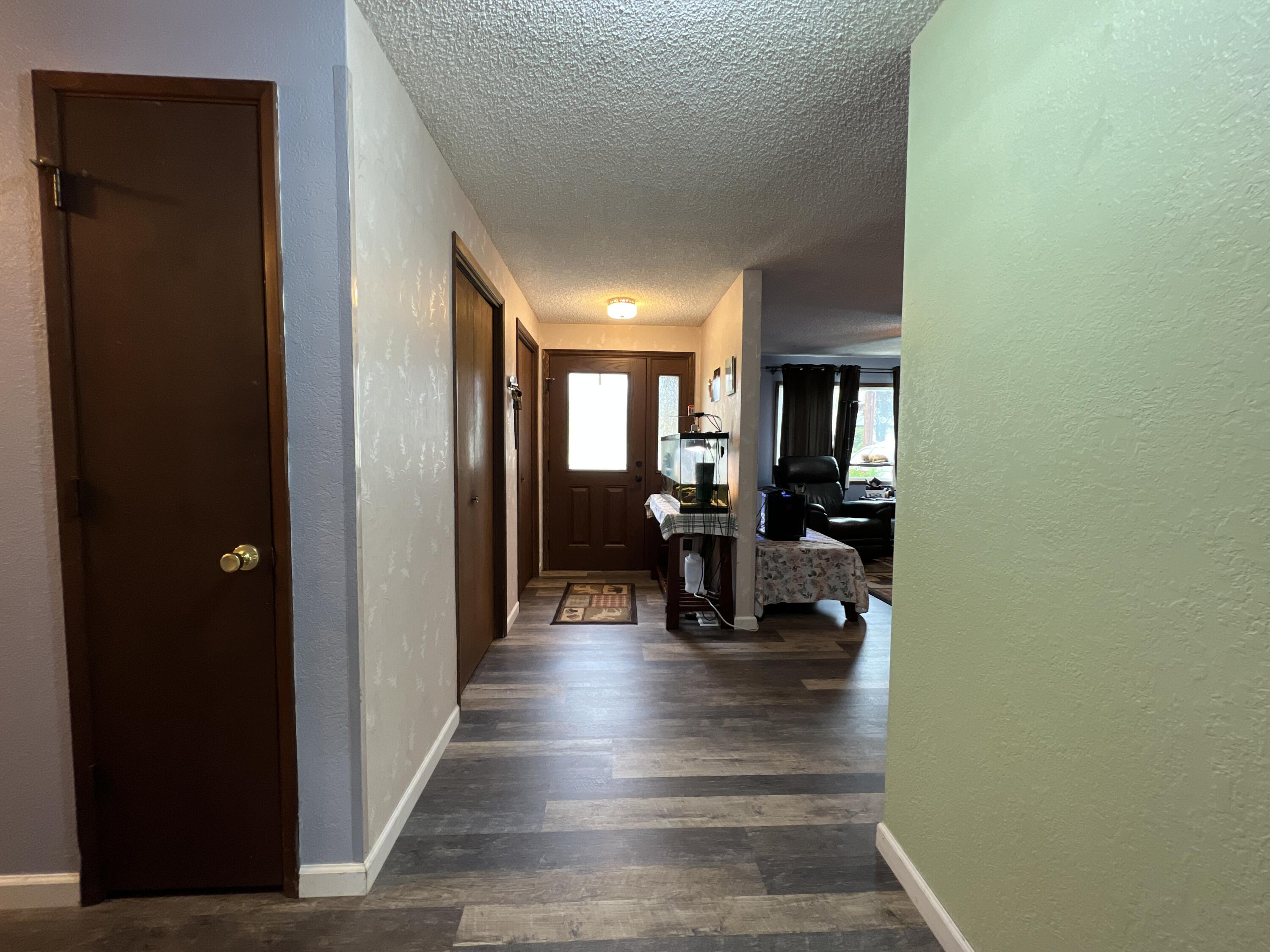 2185 Spring Street Medford, OR 97504 - Photo 7 of 32 Entry Hallway