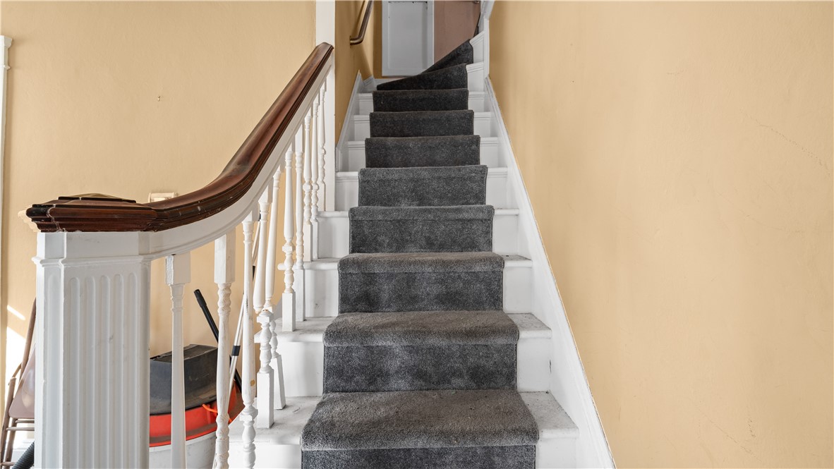 137 Colonial Avenue Cranston, RI 02910 - Photo 15 of 28