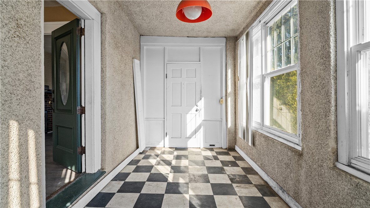 137 Colonial Avenue Cranston, RI 02910 - Photo 4 of 28