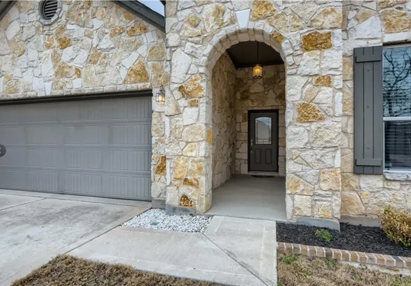a view of entryway with a bench