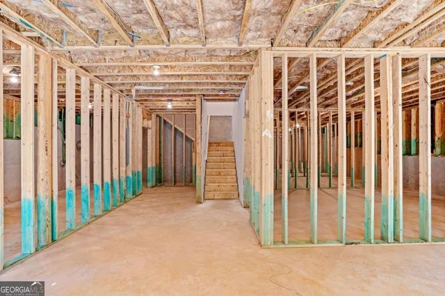 a view of a house with backyard