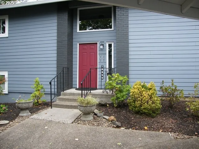 a picture of a wall with a white wall