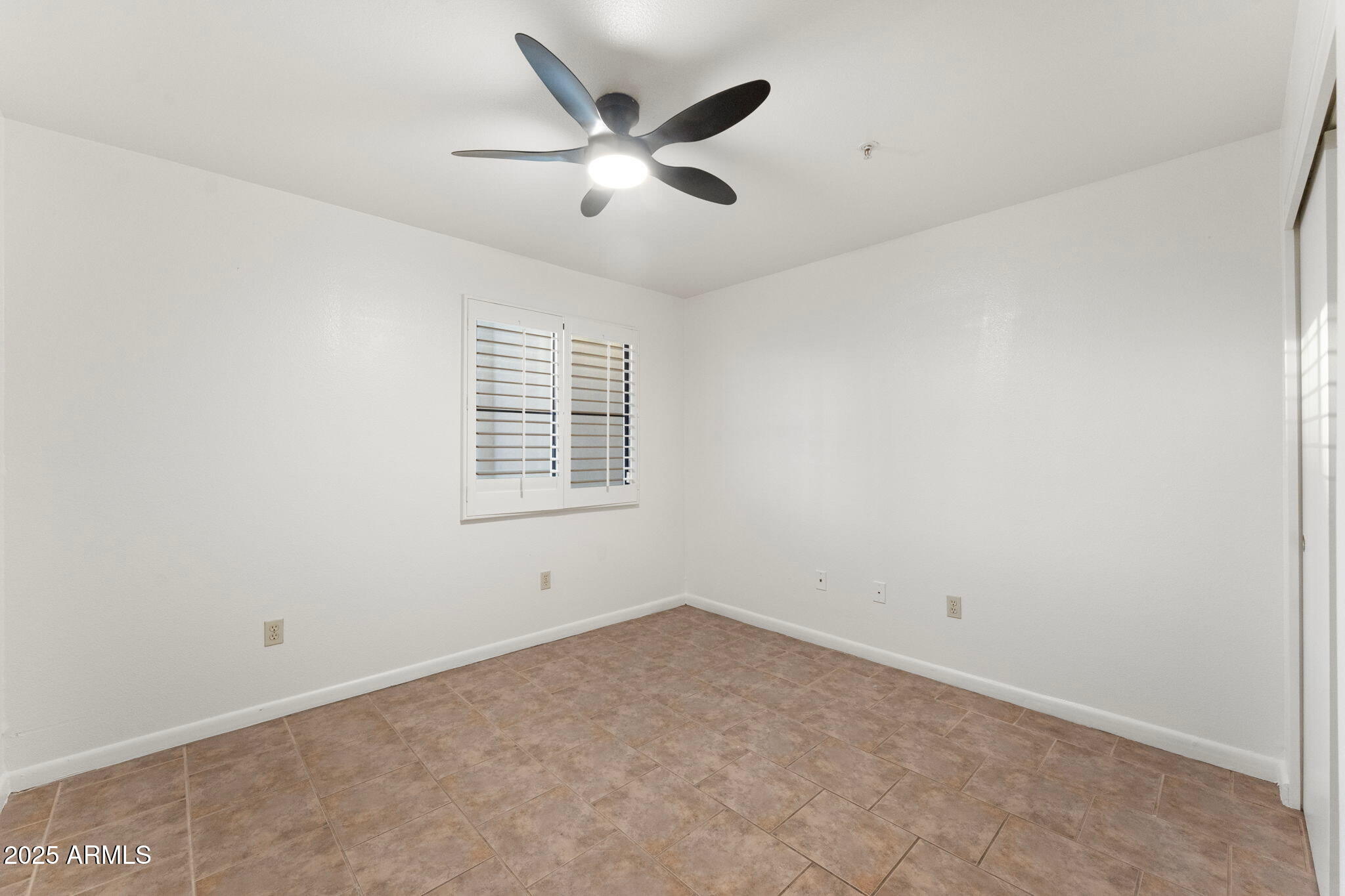 1005 East 8th Street, Unit 1012 Tempe, AZ 85281 - Photo 13 of 16 an empty room with ceiling fan and windows