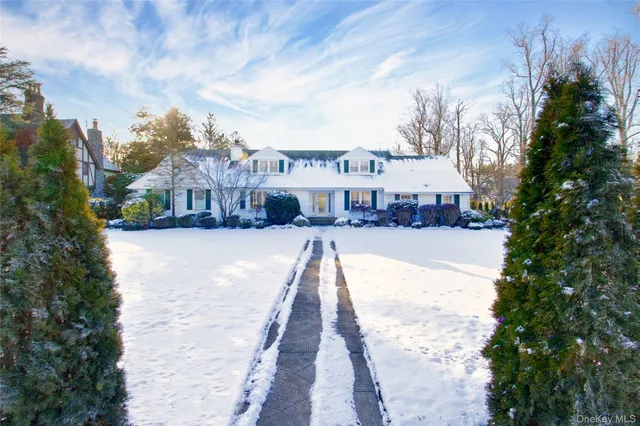 a view of residential houses with yard and trees