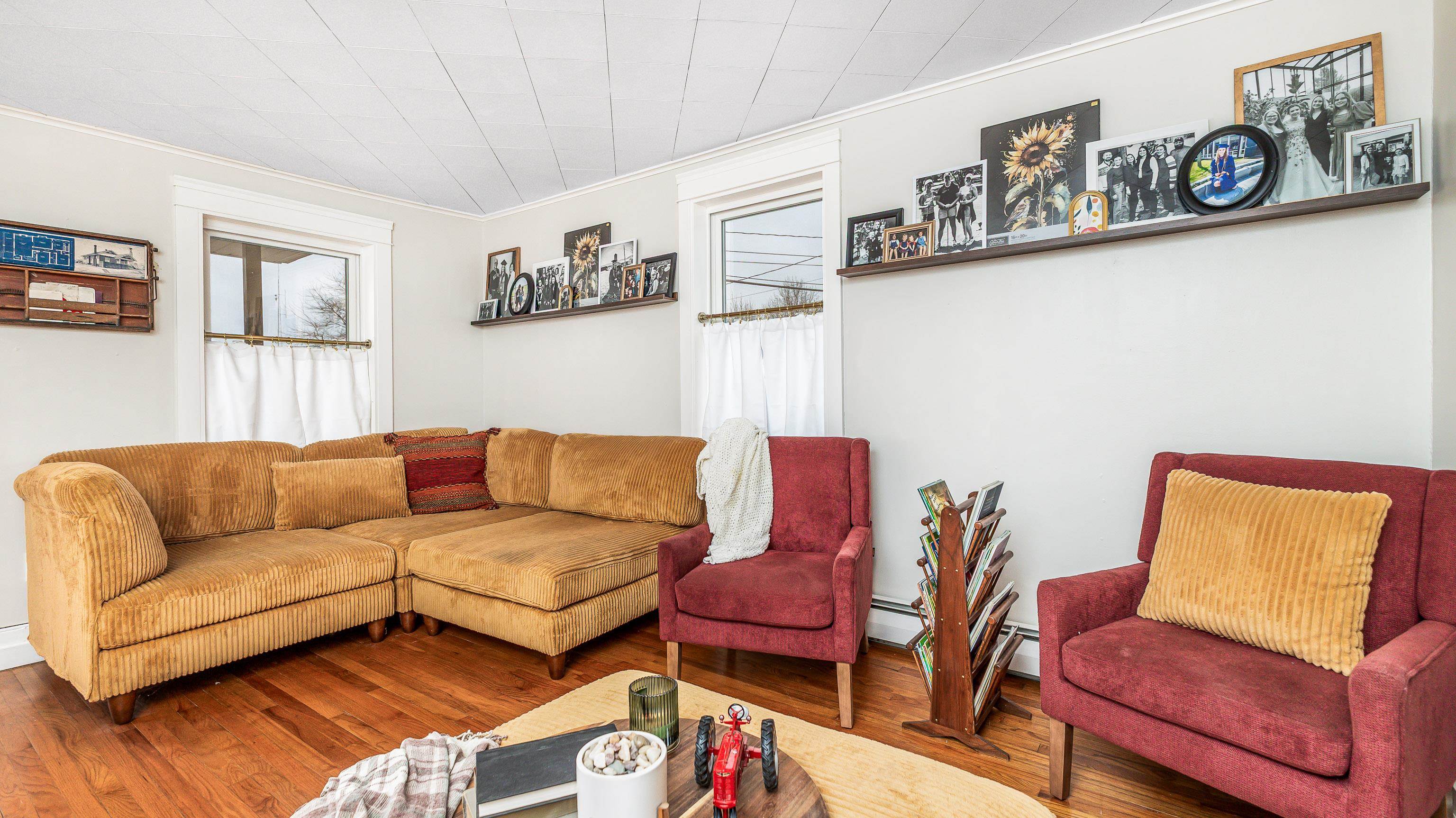 803 Ridge Street Galena, IL 61036 - Photo 4 of 40 a living room with furniture and a couch