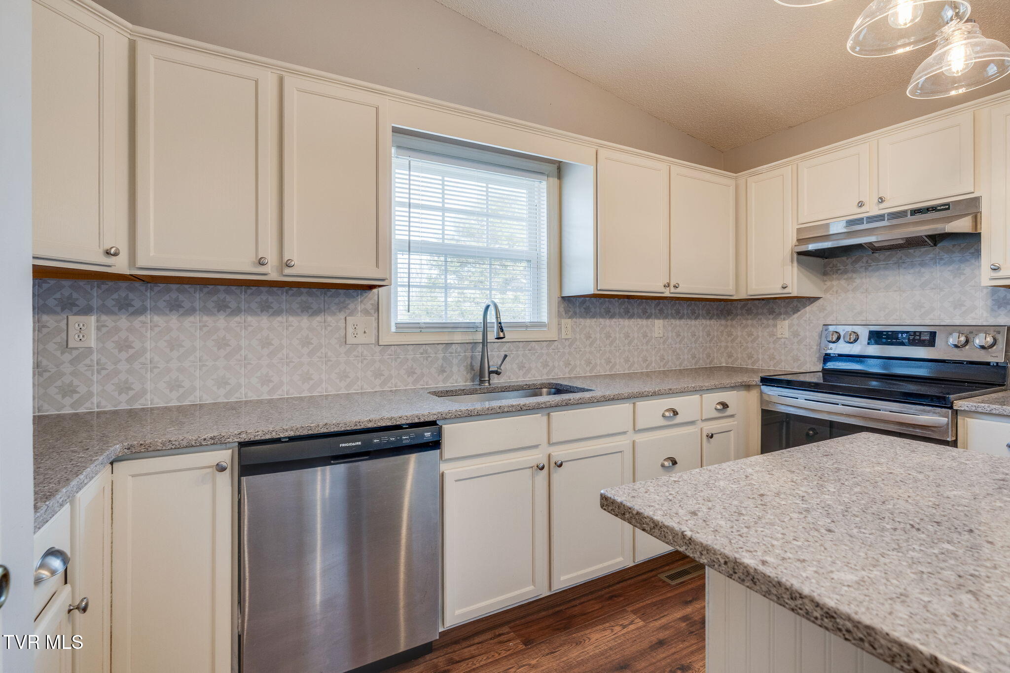 136 Stage Road Jonesborough, TN 37659 - Photo 12 of 47 010