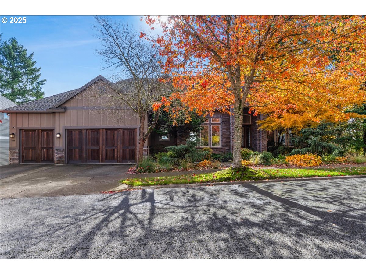 a view of a house with backyard and trees