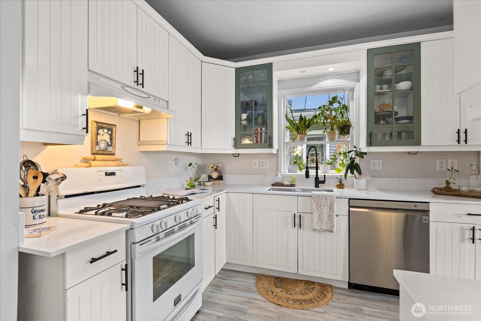 2513 Cleveland Avenue Everett, WA 98201 - Photo 9 of 38