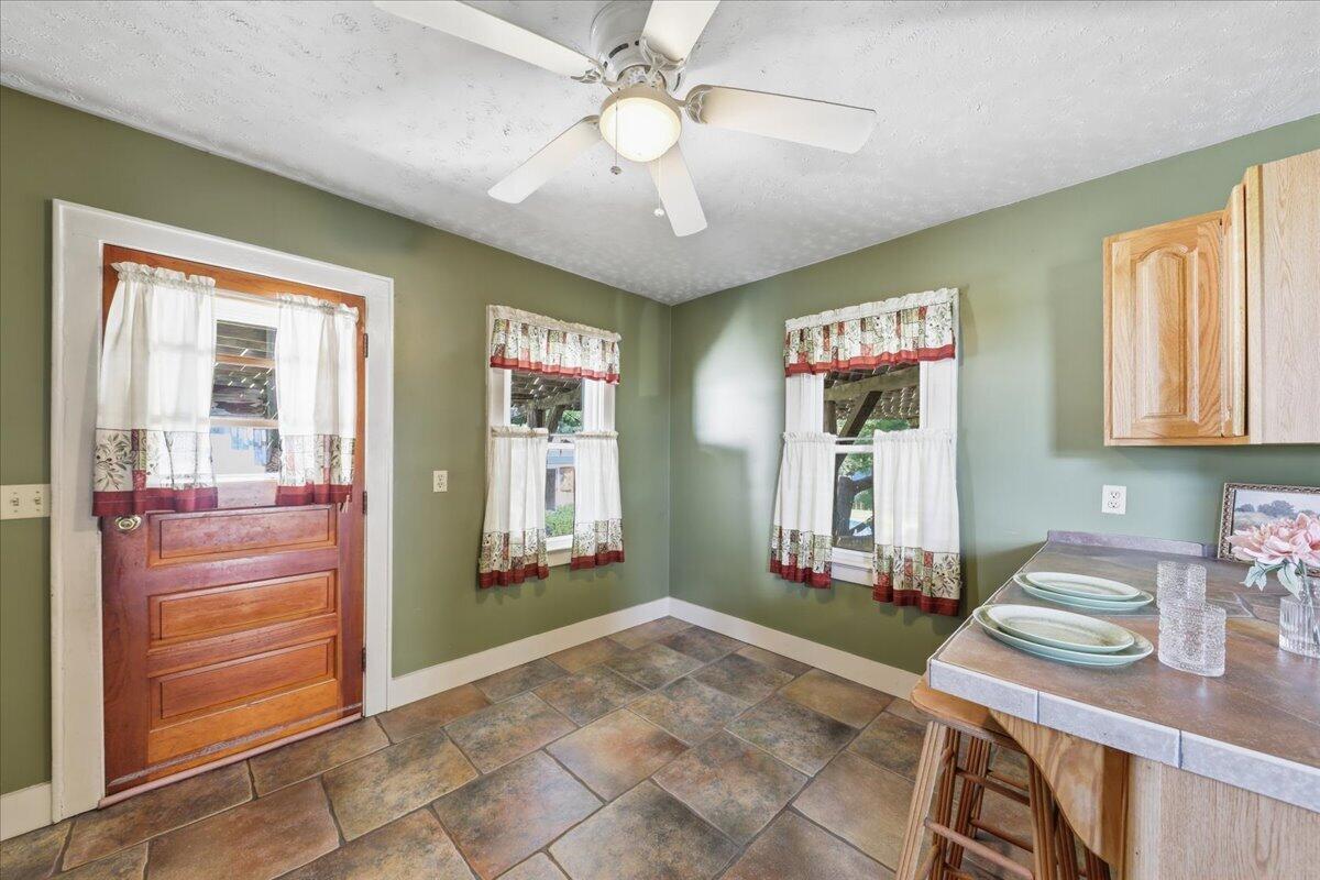 2955 Mechanicsburg Road Springfield, OH 45503 - Photo 9 of 55 40-Dining