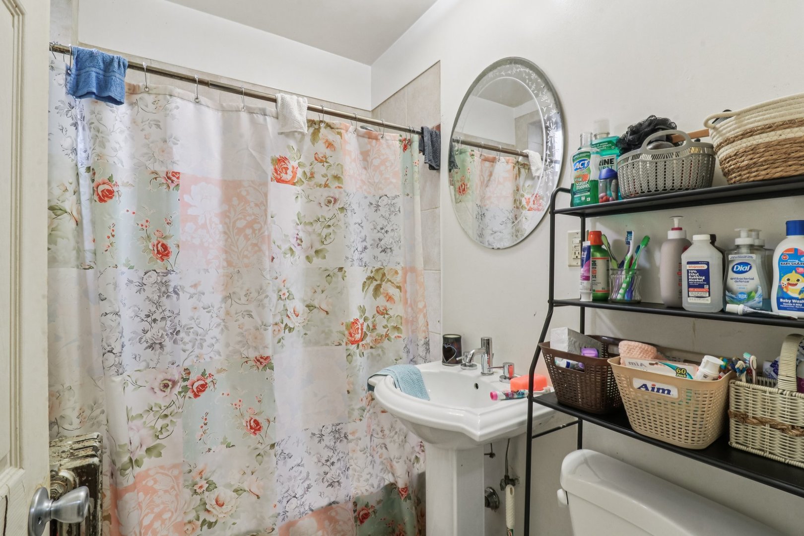 5621 North Spaulding Avenue, Unit 3S Chicago, IL 60659 - Photo 14 of 28 a bathroom with a sink and a mirror