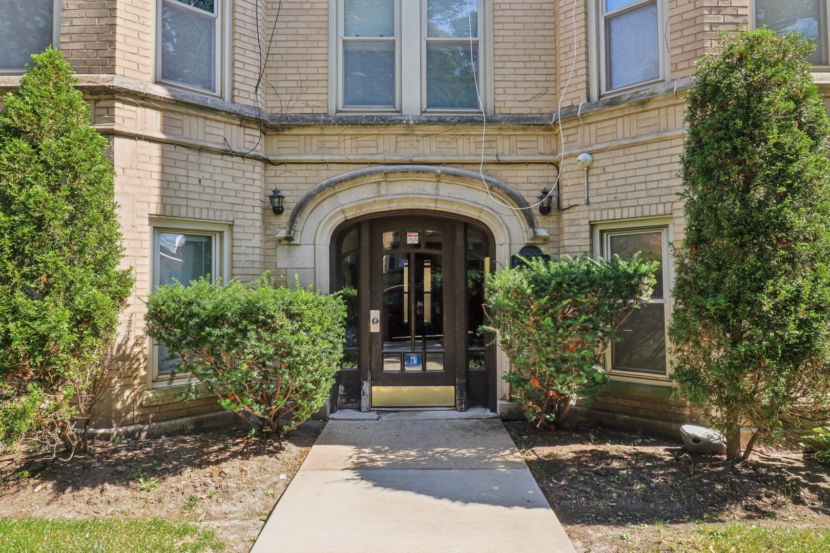 5621 North Spaulding Avenue, Unit 3S Chicago, IL 60659 - Photo 2 of 28 a front view of a house with garden