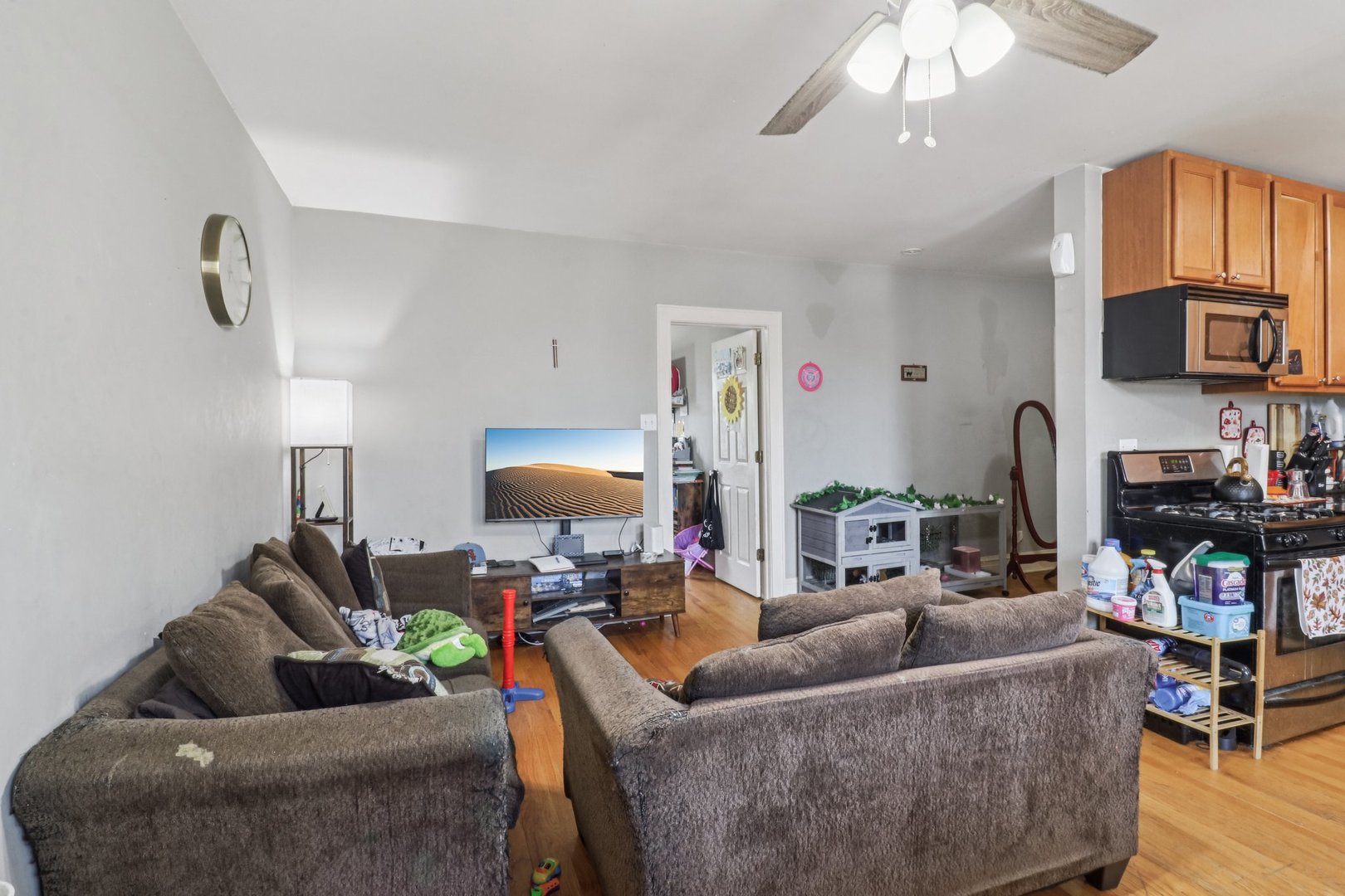 5621 North Spaulding Avenue, Unit 3S Chicago, IL 60659 - Photo 7 of 28 a living room with furniture and a wooden floor