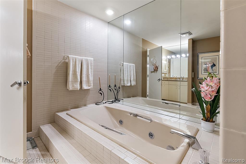 1954 Pine Ridge Court Bloomfield Hills, MI 48302 - Photo 16 of 35