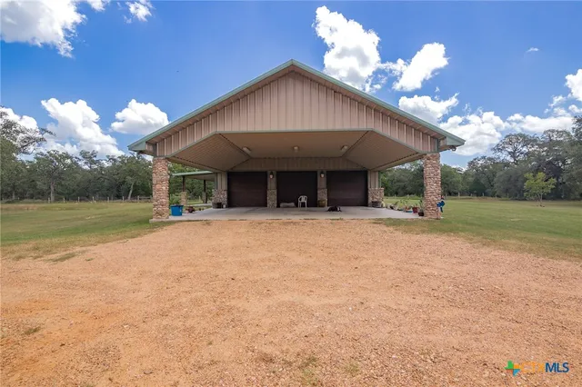 $2,880,000 | 19449-19587 Fm 530, Hallettsville, TX 77964