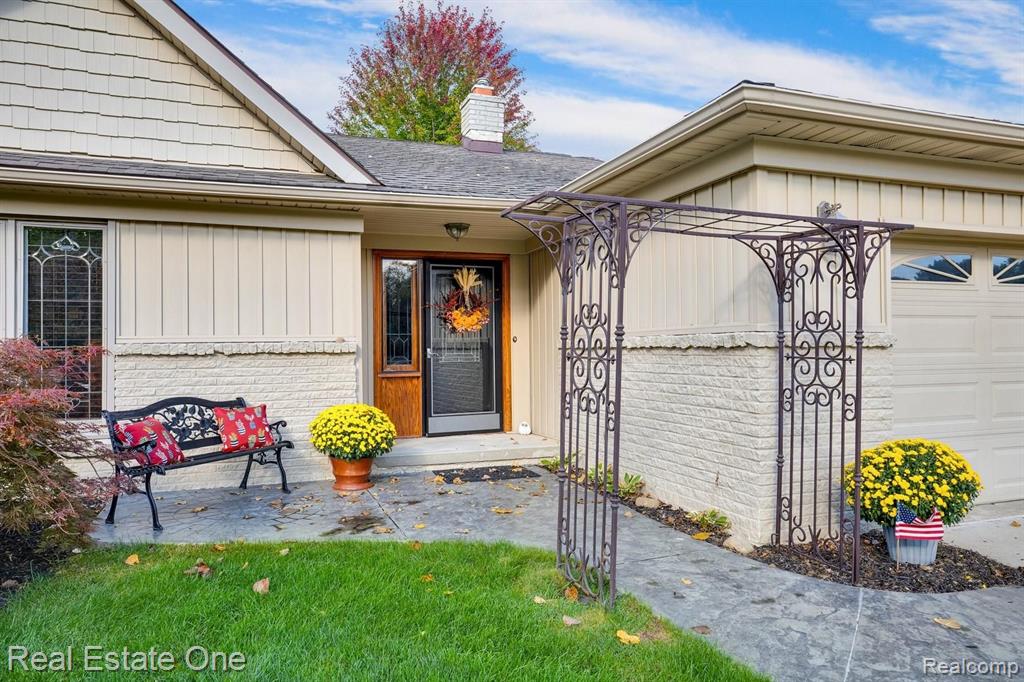 246 Old Perch Road Rochester Hills, MI 48309 - Photo 2 of 29