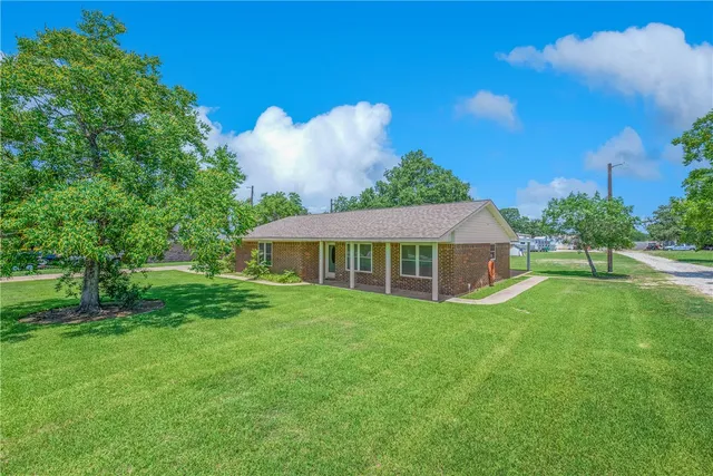 a view of a house with a yard