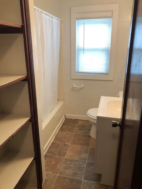 1057 South James Road Columbus, OH 43227 - Photo 2 of 5 bathroom