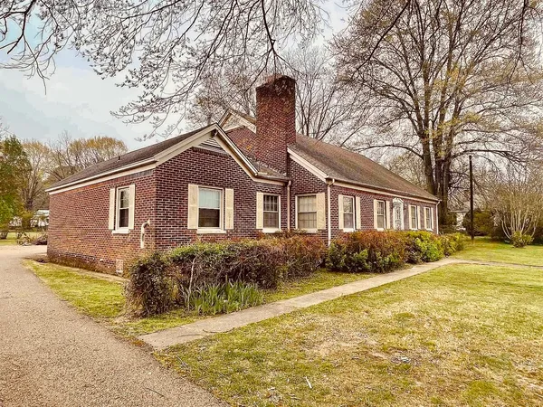 $330,000 | 322 East Poplar Avenue, Selmer, TN 38375
