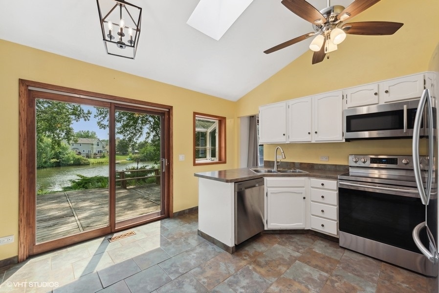 2351 Federal Circle Lindenhurst, IL 60046 - Photo 3 of 19