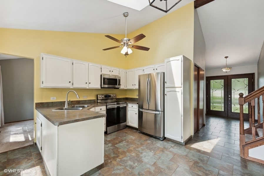 2351 Federal Circle Lindenhurst, IL 60046 - Photo 4 of 19