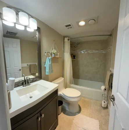 $3,500 | 130 Lakeshore Drive, Unit PH 22, North Palm Beach, FL 33408