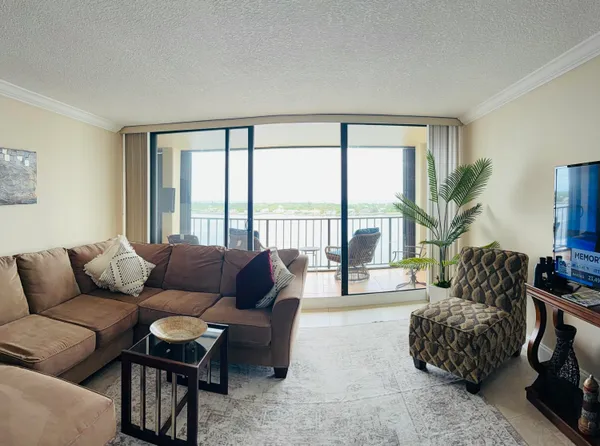 $3,500 | 130 Lakeshore Drive, Unit PH 22, North Palm Beach, FL 33408