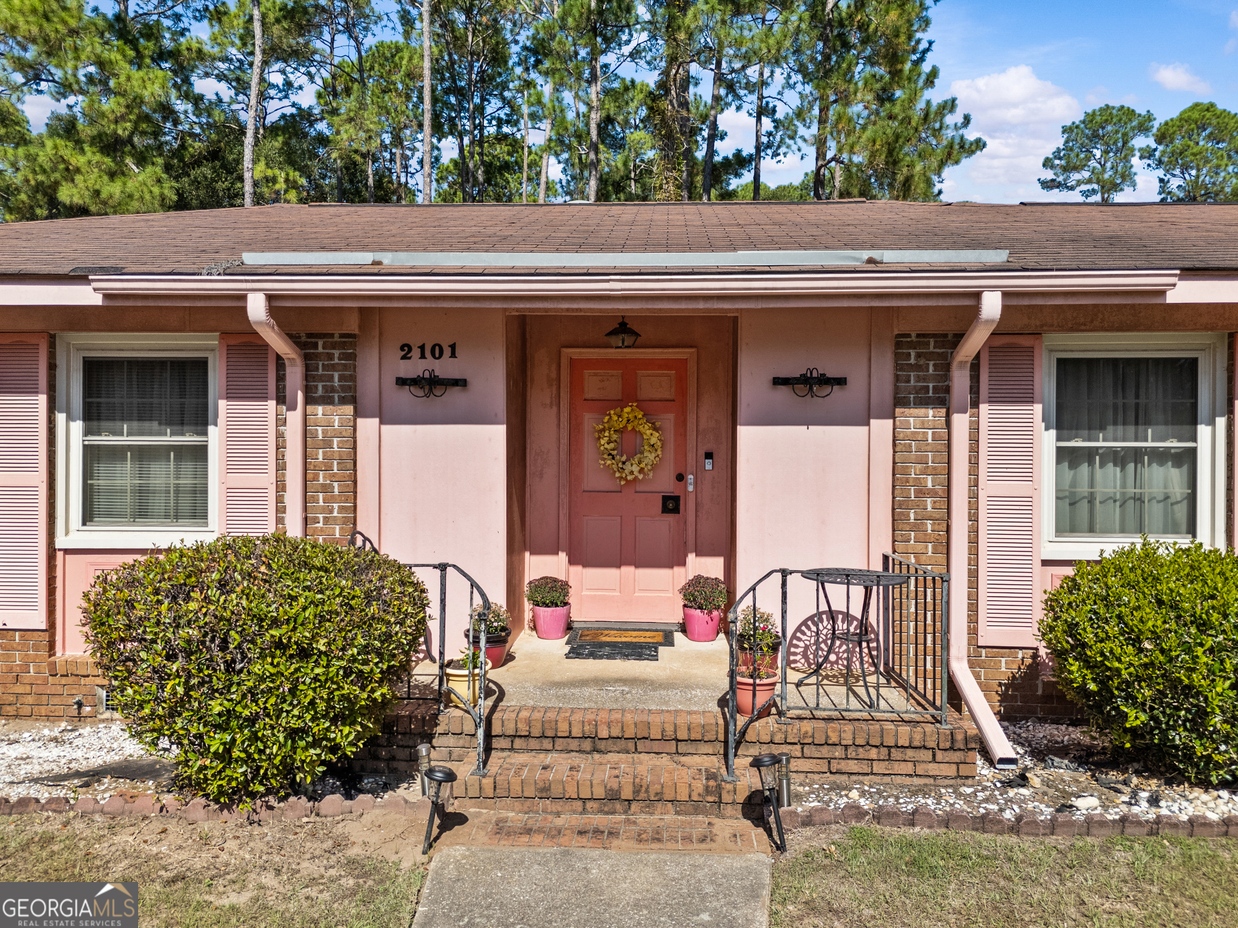 2101 Goldendale Lane Albany, GA 31721 - Photo 12 of 59 a front view of a house with garden