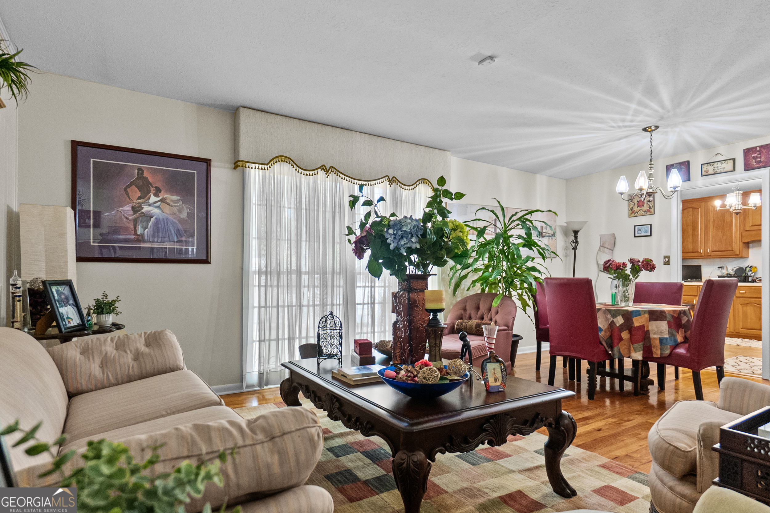 2101 Goldendale Lane Albany, GA 31721 - Photo 24 of 59 a living room with furniture and a potted plant